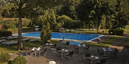 Luxusurlaub - Bar: Poolbar - Außenpool - Hilton Frankfurt Gravenbruch