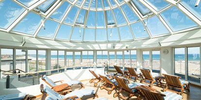 Luxusurlaub - Hotel-Schwerpunkt: Luxus & Familie - Liegebereich unter der Glaskuppel - Strand-Hotel Hübner