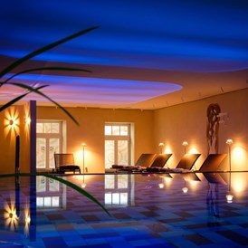 Luxushotel: Beheiztes Schwimmbad (50 m², 31°C) mit Massageliegen - Romantik Jugendstilhotel Bellevue