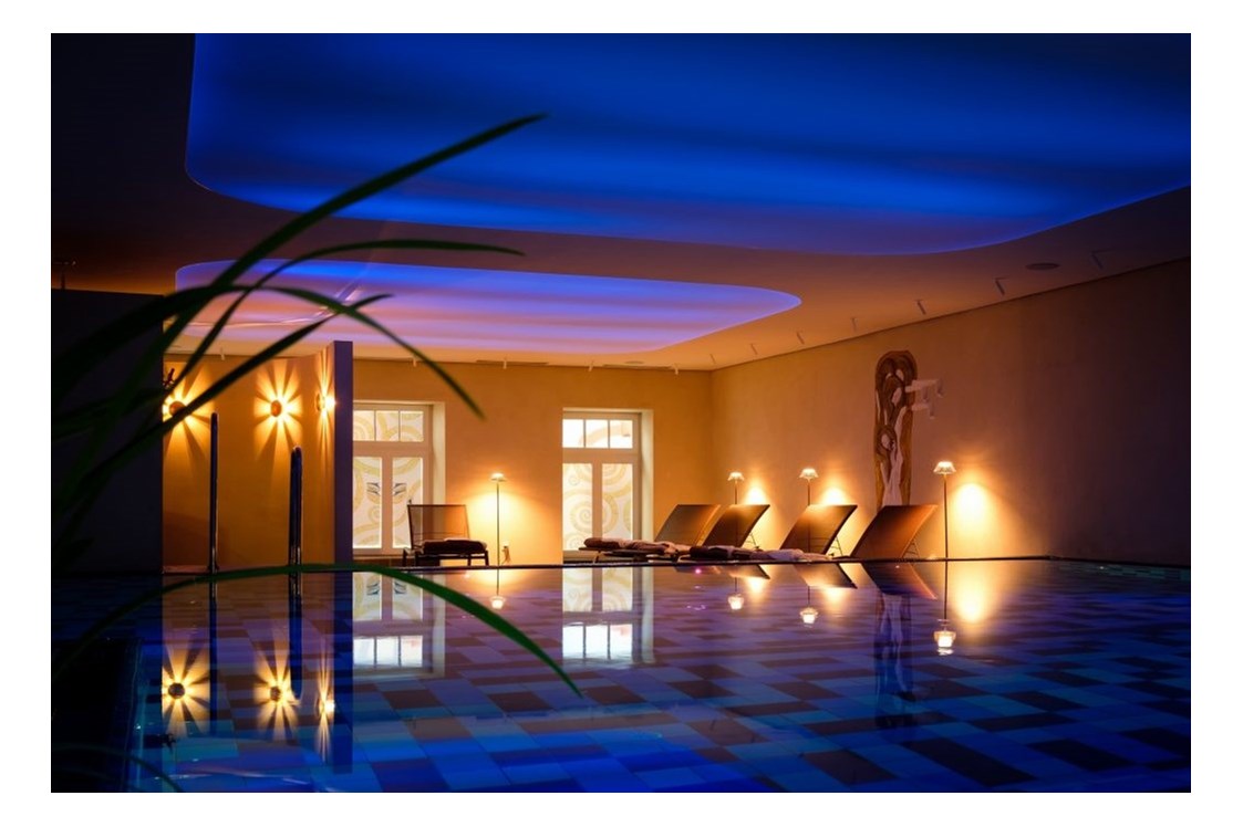 Luxushotel: Beheiztes Schwimmbad (50 m², 31°C) mit Massageliegen - Romantik Jugendstilhotel Bellevue