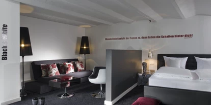 Luxusurlaub - Parkplatz: gebührenpflichtig in Gehweite - Lifestyle-Suite "Black and White" - Romantik Jugendstilhotel Bellevue