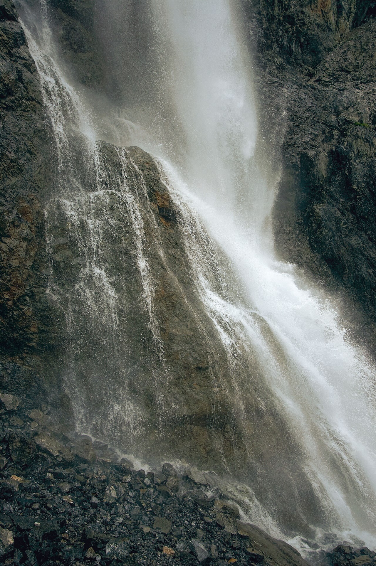Tschuggen Grand Hotel Ausflugsziele Nature Spa im Wasserfall