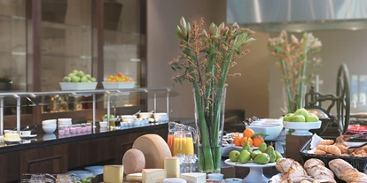 Luxusurlaub - Bar: Poolbar - Waldhaus Flims - Frühstück - Waldhaus Flims Wellness Resort