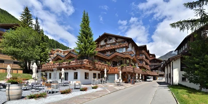 Luxusurlaub - Parkplatz: gebührenpflichtig in Gehweite - Aussenansicht Sommer - Walliserhof Grand-Hotel & Spa