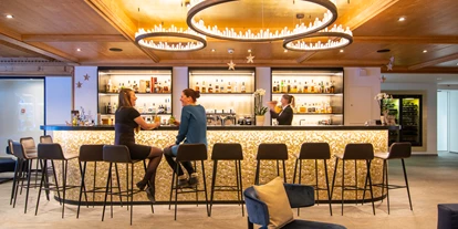Luxusurlaub - Parkplatz: gebührenpflichtig in Gehweite - Hotelbar - Walliserhof Grand-Hotel & Spa