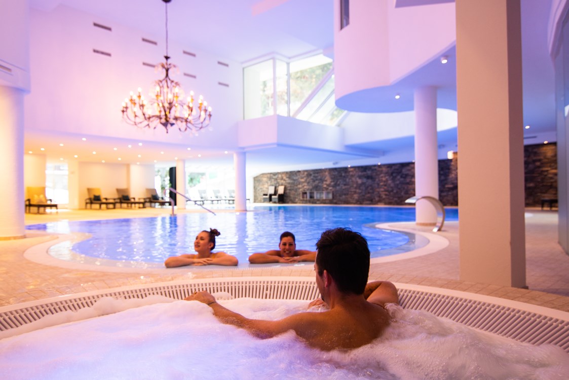 Luxushotel: Pool mit Whirlpool - Walliserhof Grand-Hotel & Spa