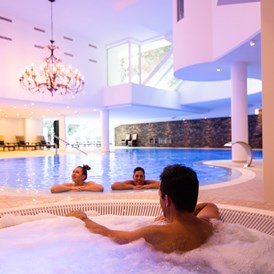 Luxushotel: Pool mit Whirlpool - Walliserhof Grand-Hotel & Spa