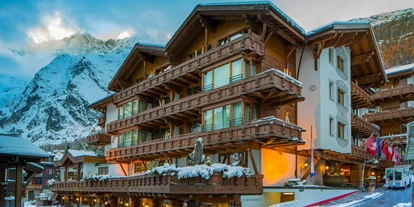 Luxusurlaub - Parkplatz: gebührenpflichtig in Gehweite - Aussenansicht Winter - Walliserhof Grand-Hotel & Spa