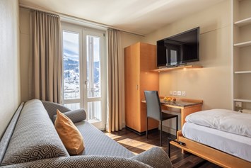 Luxushotel: Separates Schlafzimmer im Familienzimmer Eiger, Hotel Belvedere Grindelwald - Belvedere Swiss Quality Hotel Grindelwald