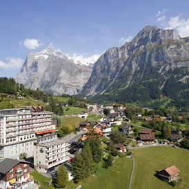 Luxushotel: Hotel Belvedere Grindelwald im Sommer
Links das Wetterhorn, rechts der Mettenberg - Belvedere Swiss Quality Hotel Grindelwald