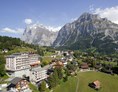 Luxushotel: Hotel Belvedere Grindelwald im Sommer
Links das Wetterhorn, rechts der Mettenberg - Belvedere Swiss Quality Hotel Grindelwald