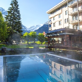 Luxushotel: Wellness im Hotel Belvedere Grindelwald: Sole-Whirlpool im Garten - Belvedere Swiss Quality Hotel Grindelwald
