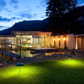 Luxushotel: Hotel-Garten mit Sole-Whirlpool und Pergola im Sommer - Belvedere Swiss Quality Hotel Grindelwald