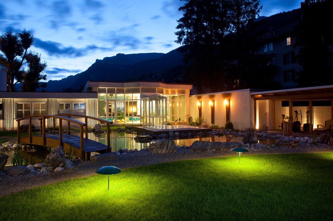 Luxushotel: Hotel-Garten mit Sole-Whirlpool und Pergola im Sommer - Belvedere Swiss Quality Hotel Grindelwald