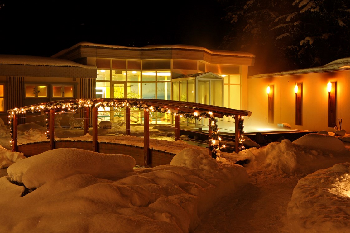 Luxushotel: Hotel-Garten mit Sole-Whirlpool im Winter - Belvedere Swiss Quality Hotel Grindelwald