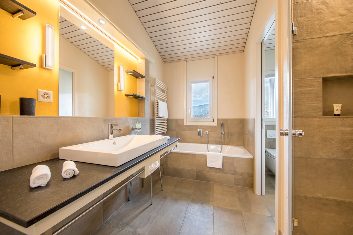 Luxushotel: Badezimmer «Executive» mit Badewanne und Dusche, Hotel Belvedere Grindelwald - Belvedere Swiss Quality Hotel Grindelwald