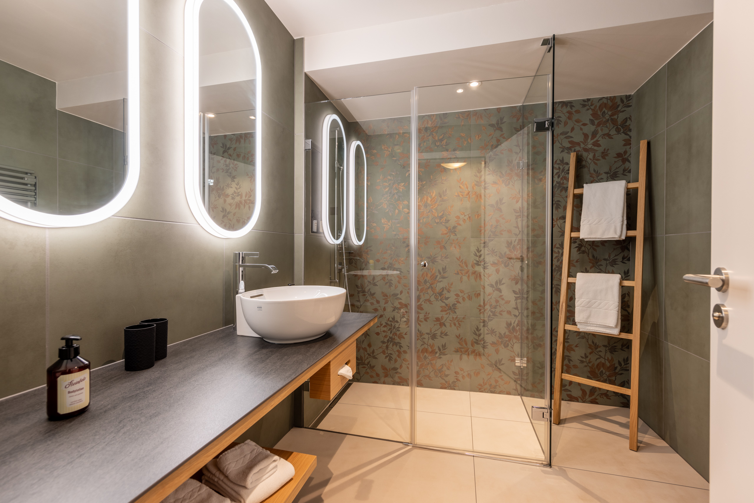 Luxushotel: Badezimmer mit Dusche, Hotel Belvedere Grindelwald - Belvedere Swiss Quality Hotel Grindelwald