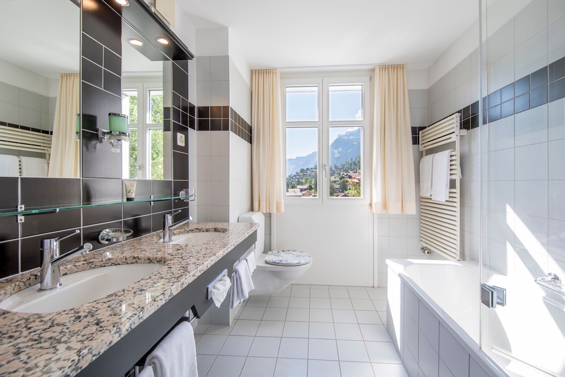 Luxushotel: Badezimmer mit Badewanne, Hotel Belvedere Grindelwald - Belvedere Swiss Quality Hotel Grindelwald