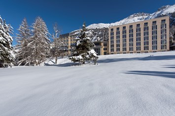 Luxushotel: Aussenansicht Saratz Winter - Hotel Saratz