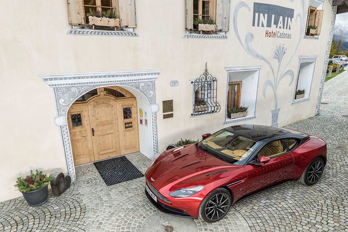Luxushotel: Hoteleingang mit Aston Martin - In Lain Hotel Cadonau