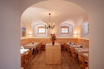 Luxushotel: Enoteca & Osteria Murütsch im historischen Kellergewölbe - Parkhotel Margna