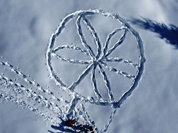 Valsana Hotel Arosa Ausflugsziele Schneeschuhwanderung mit Schneemandala