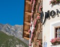 Luxushotel: Aussenbild Sommer - Relais & Châteaux Chasa Montana
