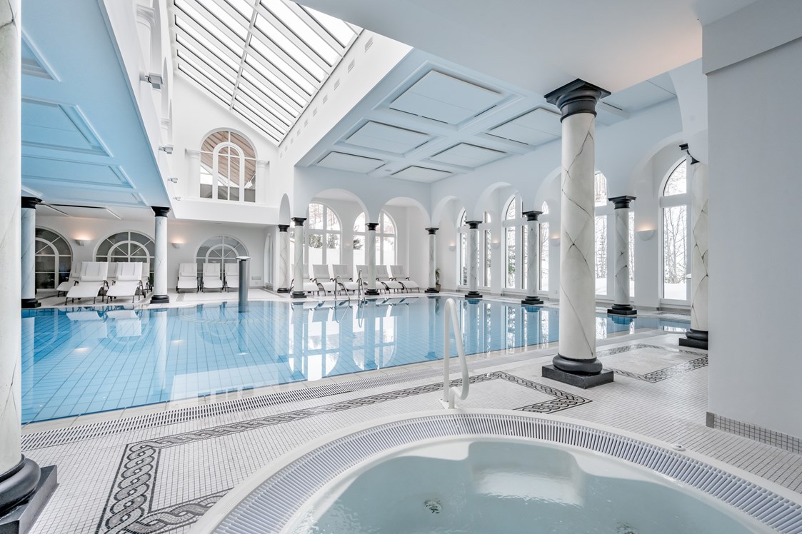 Luxushotel: Hallenbad mit Whirlpool - Relais & Châteaux Chasa Montana