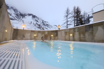 Luxushotel: Aussensolebecken Winter - Relais & Châteaux Chasa Montana