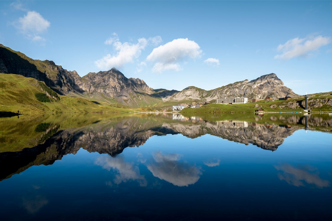 Luxushotel: Bergpanorama & Melchsee im Vordergrund, Sommer - Frutt Mountain Resort