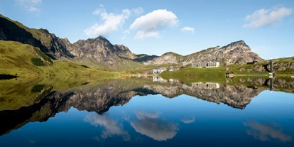 Luxusurlaub - Parkplatz: gebührenpflichtig in Gehweite - Bergpanorama & Melchsee im Vordergrund, Sommer - Frutt Mountain Resort