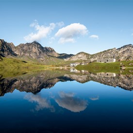 Luxushotel: Bergpanorama & Melchsee im Vordergrund, Sommer - Frutt Mountain Resort