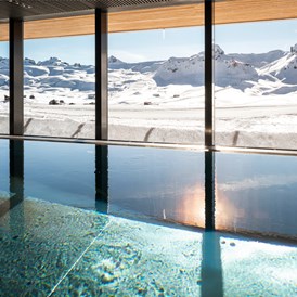 Luxushotel: Spa Innenpool, Winter - Frutt Mountain Resort