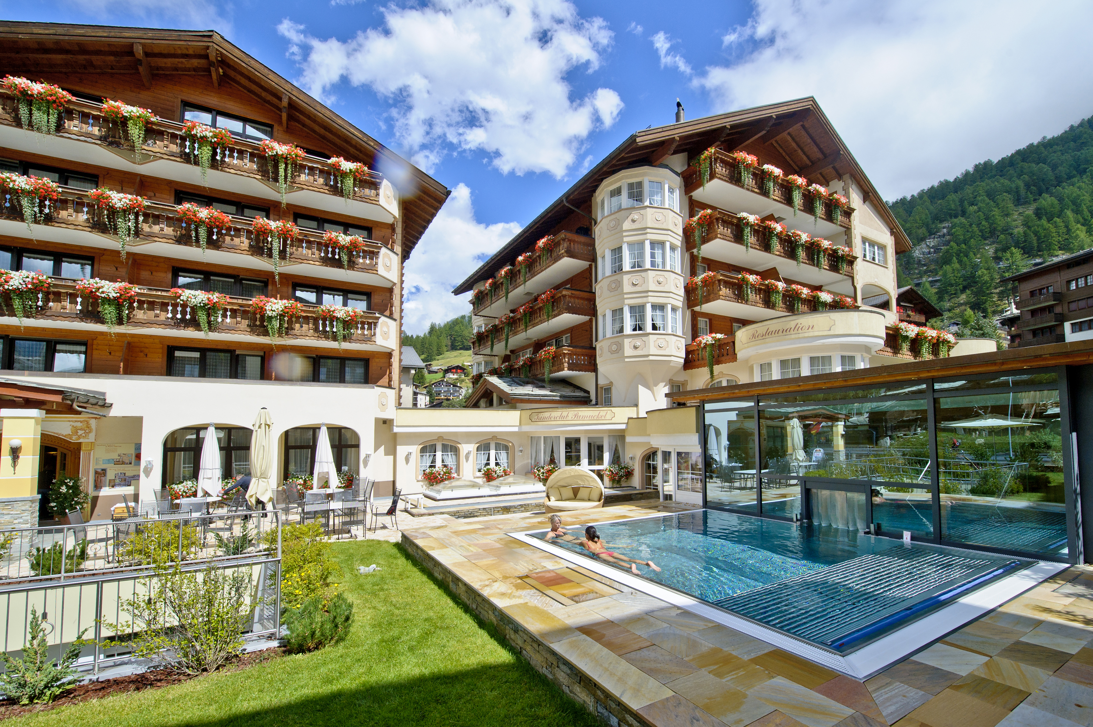 Luxusurlaub - Wallis - Getrennte Adults-only SPA Bereiche mit Aussenpool und Saunalandschaft.  - Resort La Ginabelle