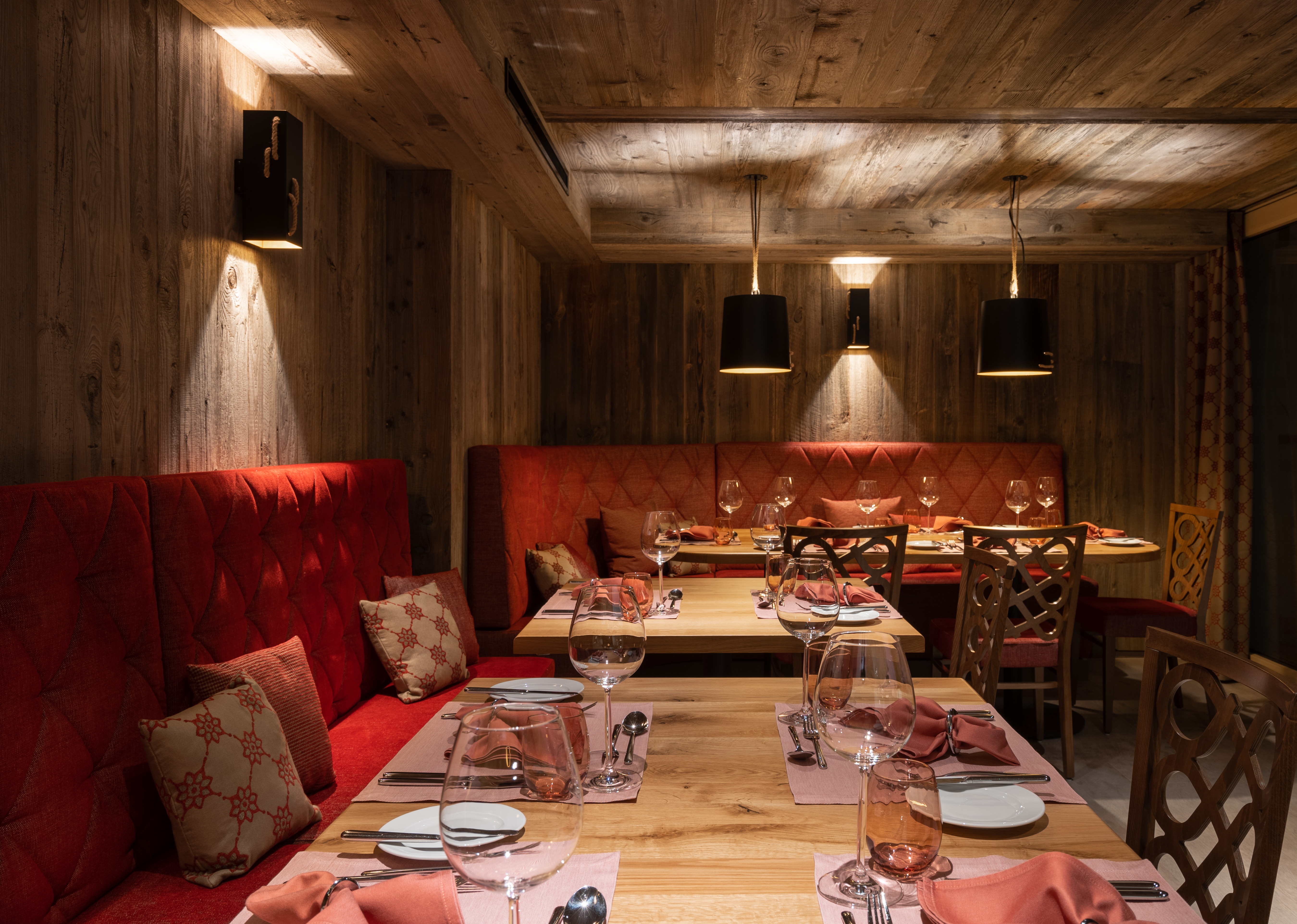 Luxusurlaub - Wallis - Käsestube melted. Hier servieren wir Ihnen klassische Schweizer Gerichte, wie Käsefondue und Raclette.  - Resort La Ginabelle