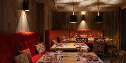 Luxusurlaub - Hotel-Schwerpunkt: Luxus & Familie - Käsestube melted. Hier servieren wir Ihnen klassische Schweizer Gerichte, wie Käsefondue und Raclette.  - Resort La Ginabelle