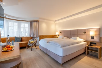 Luxushotel: Zimmer Fletschhorn mit gemütlicher Sitzecke.  - Resort La Ginabelle