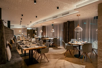 Luxushotel: Restaurant La Ginabelle, in dem jeden Tag ein 5-Gang Menü serviert wird. Verschiedene Themenabende mit passenden Buffets.  - Resort La Ginabelle