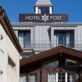 Luxushotel: Hotel Aussenansicht Sommer - Unique Hotel Post Zermatt