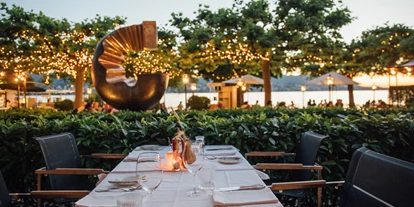Luxusurlaub - Parkplatz: gebührenpflichtig in Gehweite - Restaurant Terrasse mit Seeblick  - Romantik Seehotel Sonne