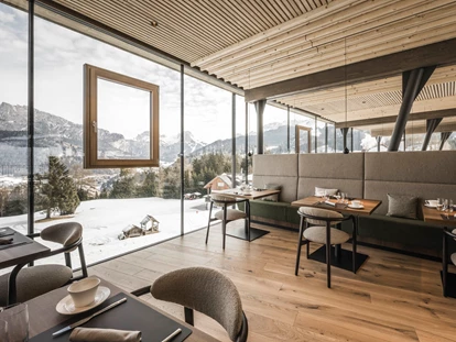 Luxusurlaub - Sen Jan di Fassa - Panorama - Frühstückslounge - Cendevaves Alpine Silence Hotel
