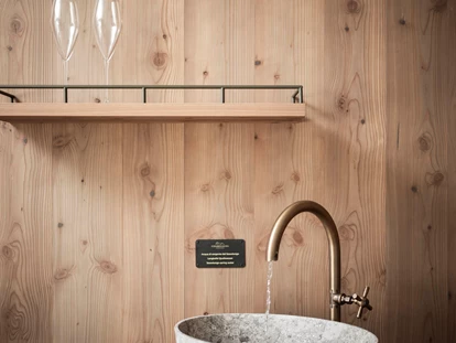 Luxusurlaub - Sen Jan di Fassa - Trinkbrunnen im Zimmer - Cendevaves Alpine Silence Hotel