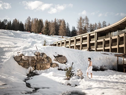Luxusurlaub - Sen Jan di Fassa - Naturerlebnisgarten mit Wasserfall und Eisbad - Cendevaves Alpine Silence Hotel