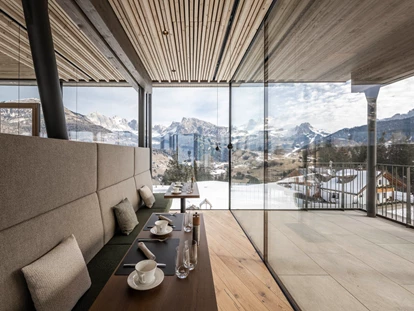 Luxusurlaub - Sen Jan di Fassa - Panorama - Frühstückslounge - Cendevaves Alpine Silence Hotel