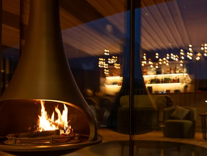 Luxusurlaub - Sen Jan di Fassa - Skybar mit Kaminofen - Cendevaves Alpine Silence Hotel