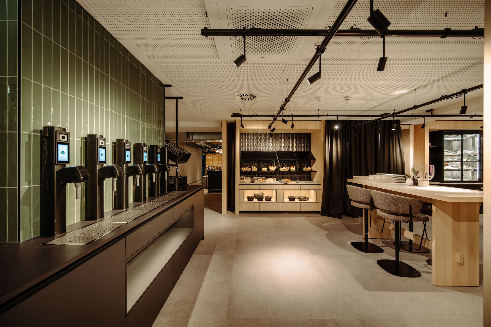 Luxusurlaub - Verpflegung: Vollpension - Österreich - Dips & Drops | Sports · Hotel · Bistro