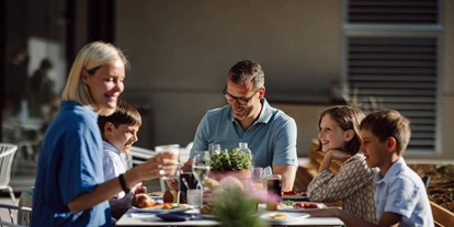 Luxusurlaub - Hotel-Schwerpunkt: Luxus & Sport - Familie beim Frühstück - Dips & Drops | Sports · Hotel · Bistro