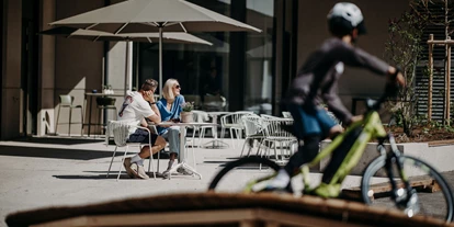 Luxusurlaub - Hotel-Schwerpunkt: Luxus & Sport - Terrasse - Dips & Drops | Sports · Hotel · Bistro