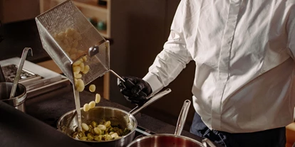 Luxusurlaub - Hotel-Schwerpunkt: Luxus & Sport - Live Cooking - Dips & Drops | Sports · Hotel · Bistro