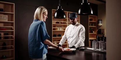 Luxusurlaub - Hotel-Schwerpunkt: Luxus & Sport - Live Cooking - Dips & Drops | Sports · Hotel · Bistro